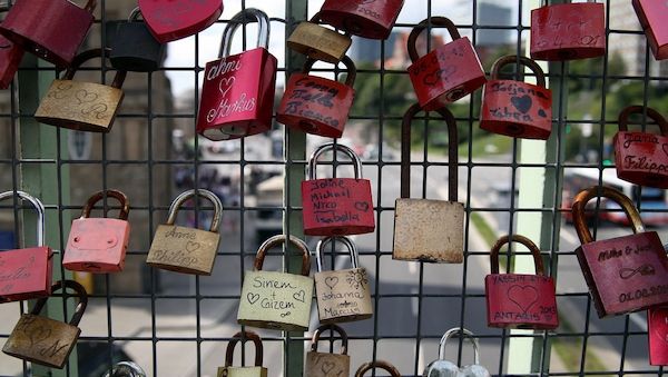 Standortfreigabe in Beziehungen: Jeder Siebte teilt dauerhaft