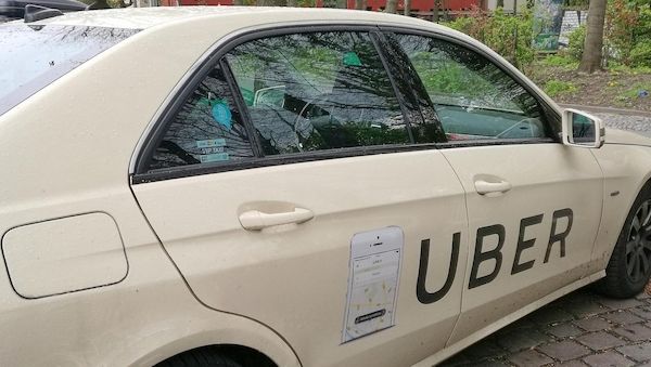 Fünf Männer attackieren Uber-Fahrer an Tankstelle in Frankfurt
