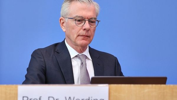 Wirtschaftsweiser warnt vor hohen Pflegekosten für Kinder