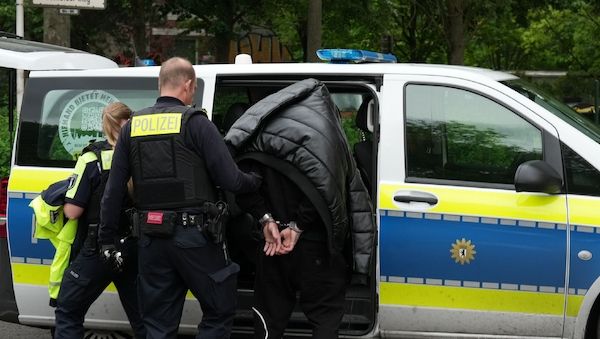 SEK-Einsatz in Berlin-Hellersdorf - Verdächtiger wird festgenommen