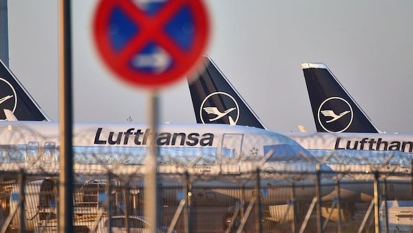 Lufthansa-Maschine fällt am Frankfurter Flughafen auf die Nase