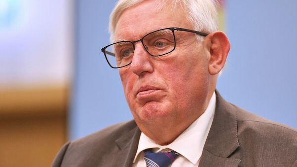 Laumann begrüßt Pflegereform - Kritik an Aussetzung von Tariftreue