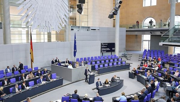 Linke kritisiert Altersbezüge von Abgeordneten als zu hoch