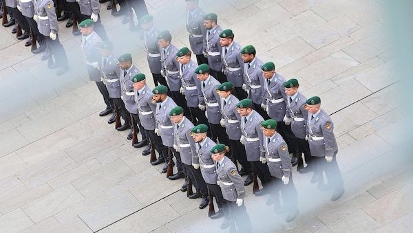 Verteidigungspolitiker für Würdigung von Ehrenkreuzträgern