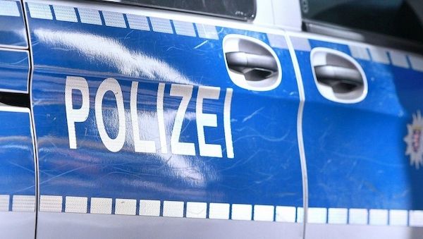 Steine von Autobahnbrücke auf A100 geschoben? Mann verhaftet