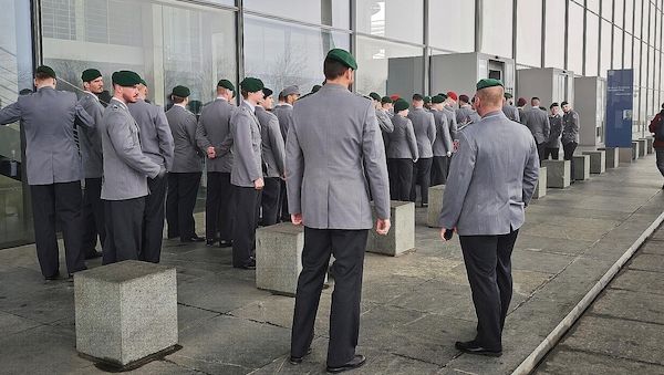 Berlin und Bundeswehr besiegeln Kooperation bei Jugendoffizieren