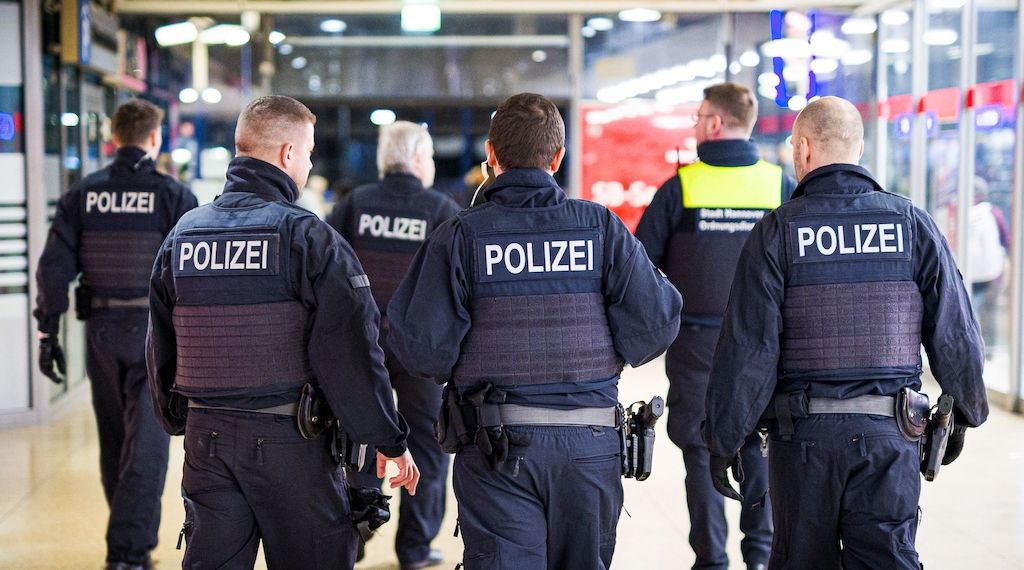«Blinder Passagier» mit Polizeiuniform im Zug erwischt