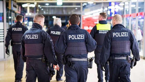 «Blinder Passagier» mit Polizeiuniform im Zug erwischt