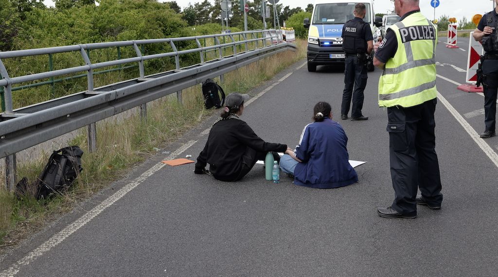 Klimakleber blockieren Ortsverbindungsstraße zur Raumfahrtausstellung Airport Berlin Brandenburg