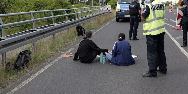 Klimakleber blockieren Ortsverbindungsstraße zur Raumfahrtausstellung Airport Berlin Brandenburg