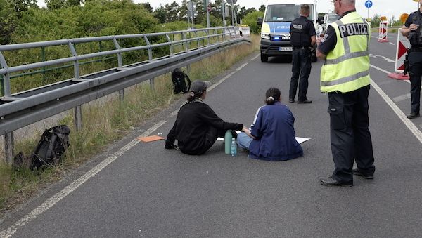 Klimakleber blockieren Ortsverbindungsstraße zur Raumfahrtausstellung Airport Berlin Brandenburg