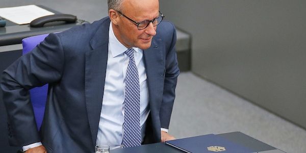 Ipsos: Grüne weiter vor SPD, Zufriedenheit mit Kanzler Merz sinkt