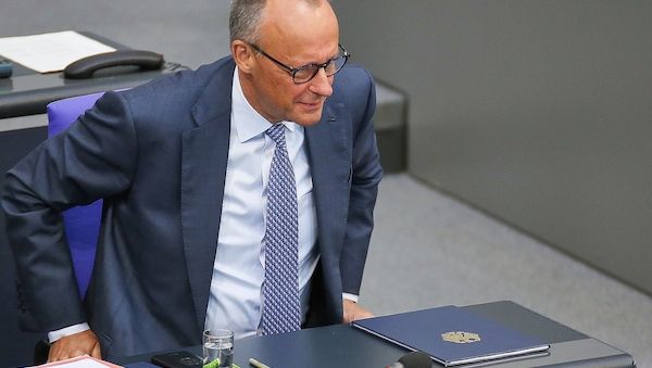 Ipsos: Grüne weiter vor SPD, Zufriedenheit mit Kanzler Merz sinkt