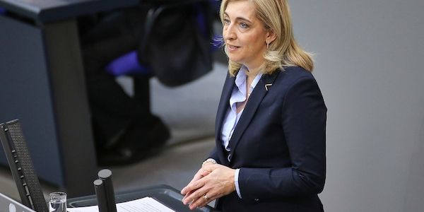Warken wirbt für Krankenkassen-Reform