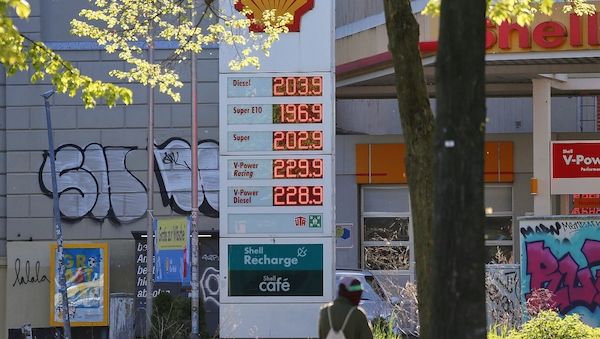 Stegner fürchtet Benzin-Rationierungen bei anhaltenden Kriegen