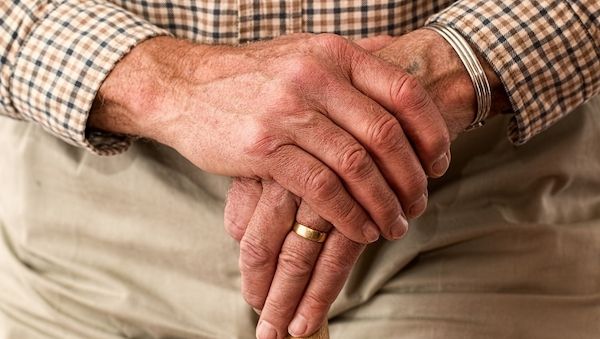 Schmerzen in den Händen: Das sind die Ursachen