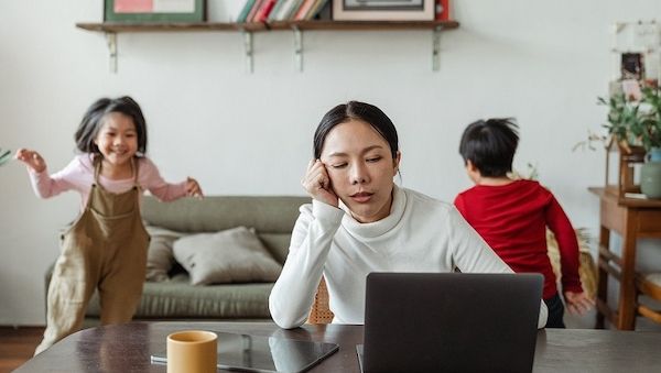 Burn-Out-Welle vor Weihnachten: So bewältigen Eltern ihren Stress