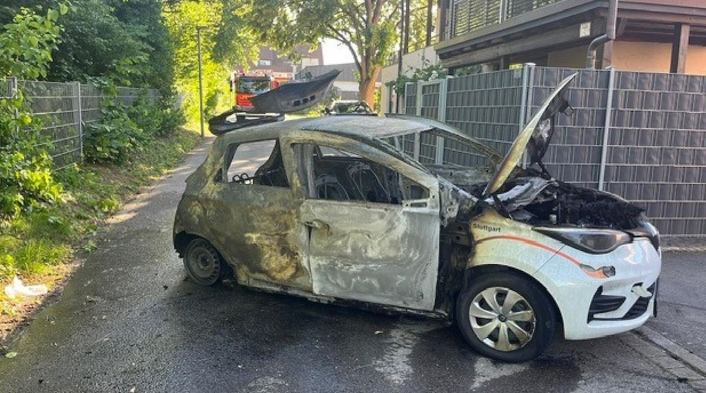 Pkw in Stuttgart-Plieningen vollständig ausgebrannt