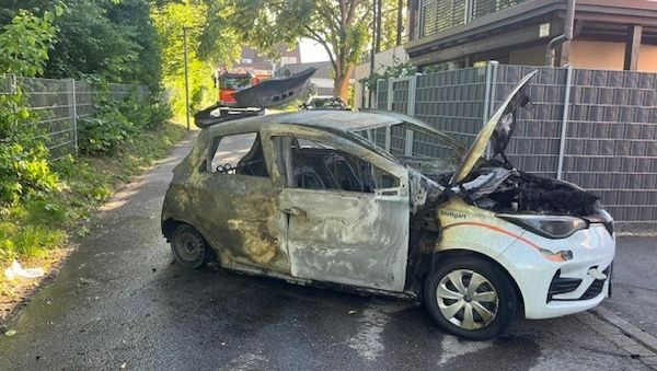 Pkw in Stuttgart-Plieningen vollständig ausgebrannt