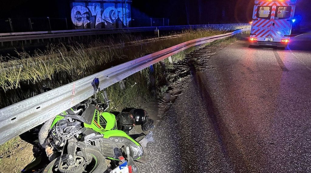 Motorradfahrer bei Kollision mit Leitplanke auf A66 schwer verletzt