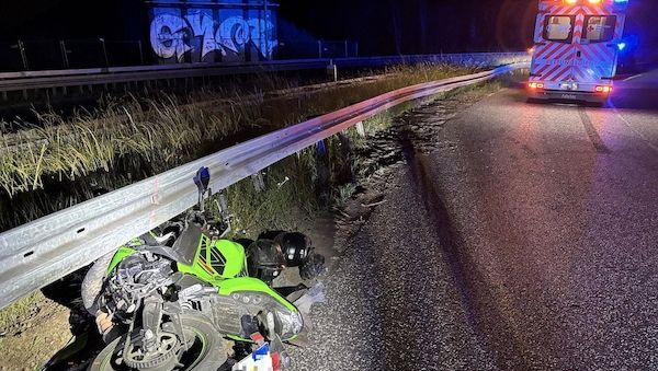 Motorradfahrer bei Kollision mit Leitplanke auf A66 schwer verletzt