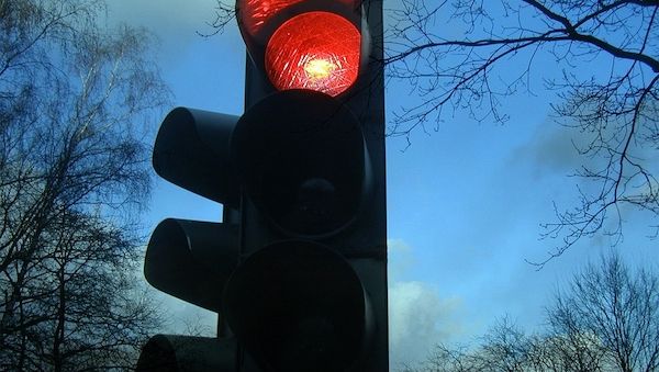 ARAG Experte Jan Lukas Kemperdiek über rote Ampeln und teure Strafen
