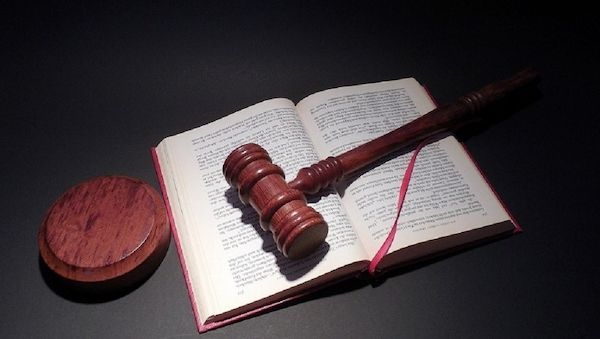 Schürfwunde führt zum Reiserücktritt – versichert oder nicht?