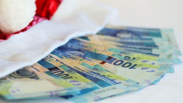 ARAG: Haben Arbeitnehmer einen Anspruch auf Weihnachtsgeld