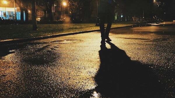 So können sich Fußgänger bei Dunkelheit besser schützen