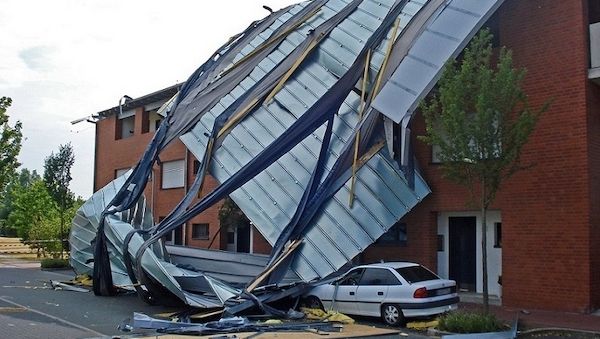Welche Schäden deckt eine Gebäude-, Hausrat- oder Kaskoversicherung bei Sturm ab?
