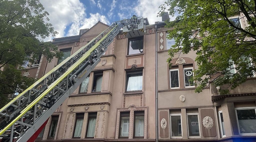Vierjähriges Kind aus lebensgefährlicher Lage auf Hausdach gerettet
