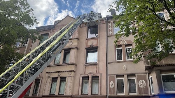 Vierjähriges Kind aus lebensgefährlicher Lage auf Hausdach gerettet