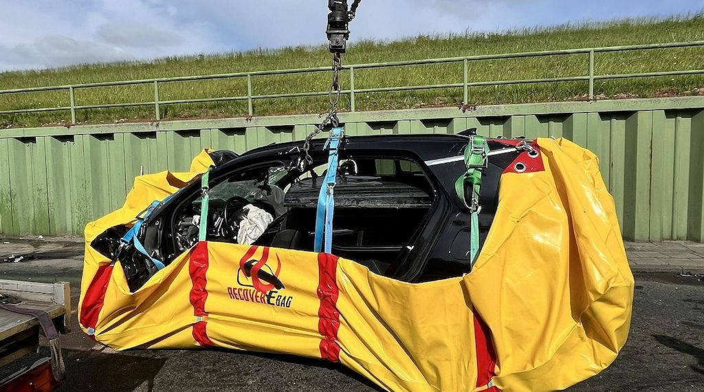 Schwerer Unfall im Fischereihafen: Feuerwehr befreit eingeklemmten Fahrer aus Elektroauto