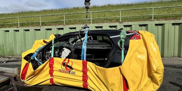 Schwerer Unfall im Fischereihafen: Feuerwehr befreit eingeklemmten Fahrer aus Elektroauto