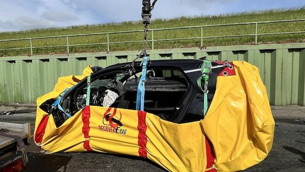 Schwerer Unfall im Fischereihafen: Feuerwehr befreit eingeklemmten Fahrer aus Elektroauto