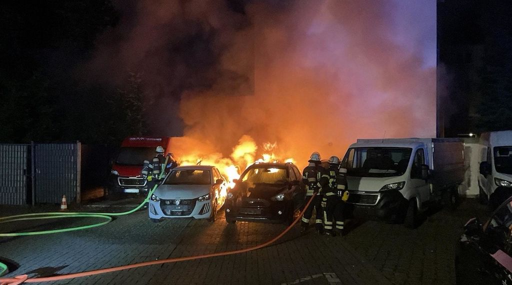Brand mehrerer Fahrzeuge auf Parkplatz in Dortmund-Hörde