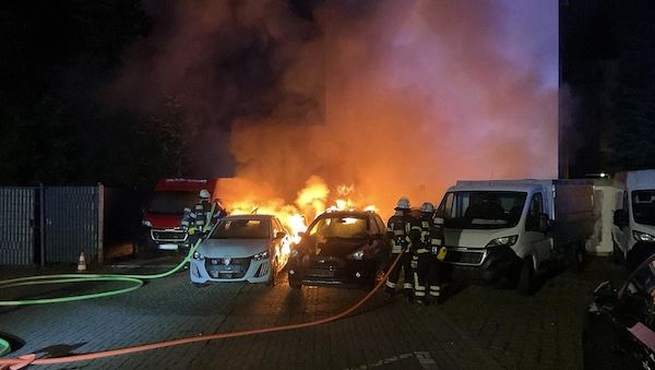 Brand mehrerer Fahrzeuge auf Parkplatz in Dortmund-Hörde