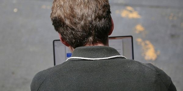 Grüne fordern hohe Strafen für Plattformen bei Antisemitismus