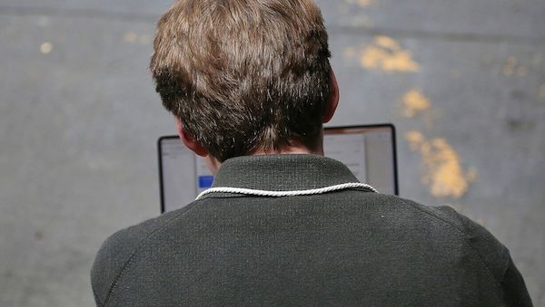 Grüne fordern hohe Strafen für Plattformen bei Antisemitismus