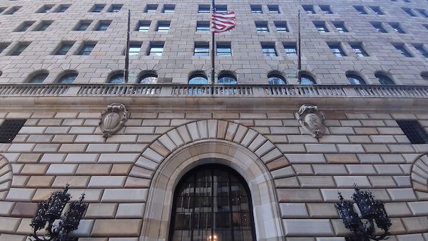 Fed lässt auch unter neuem Notenbankchef Leitzins unverändert