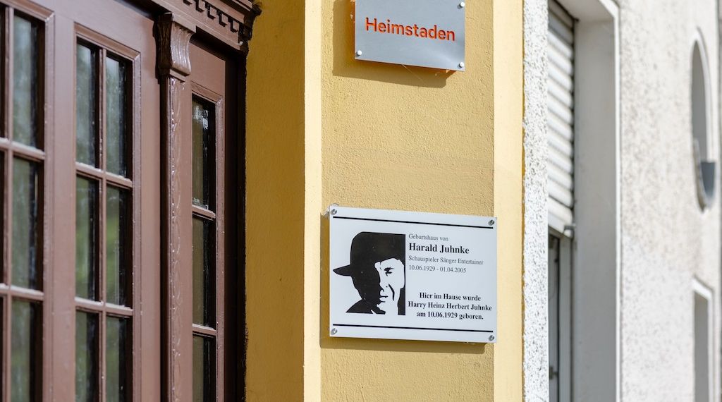 Gedenktafel am Harald-Juhnke-Haus nach Zerstörung erneuert