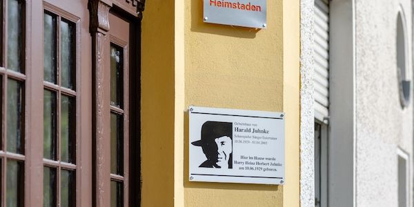 Gedenktafel am Harald-Juhnke-Haus nach Zerstörung erneuert