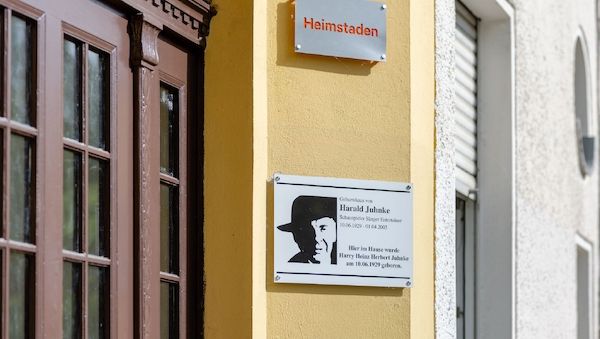 Gedenktafel am Harald-Juhnke-Haus nach Zerstörung erneuert