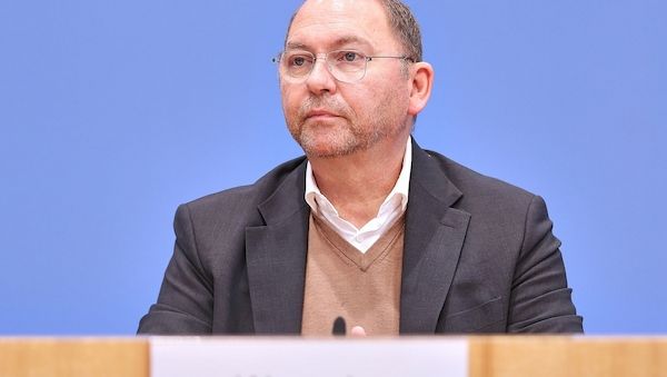 Verdi-Chef Werneke fordert Stabilisierung des Rentenniveaus