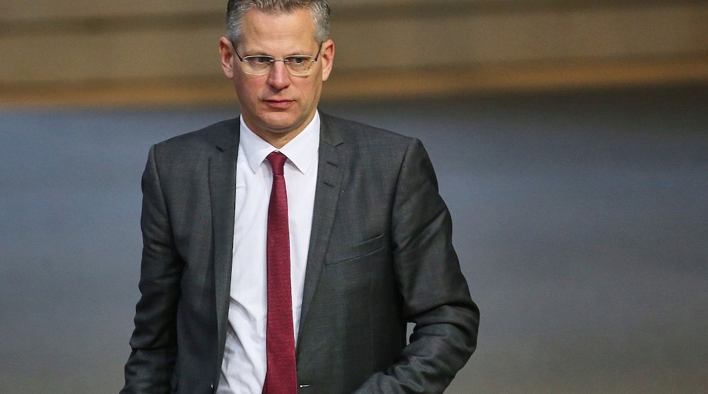 De Vries warnt nach Brandanschlag auf sein Auto vor Linksextremen