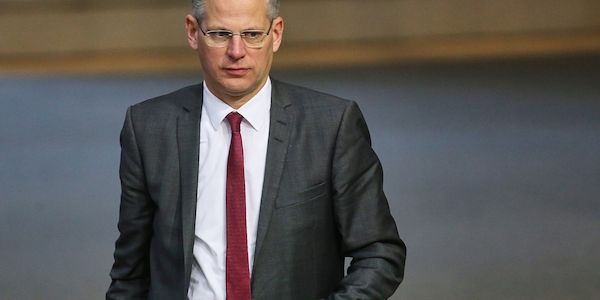 De Vries warnt nach Brandanschlag auf sein Auto vor Linksextremen