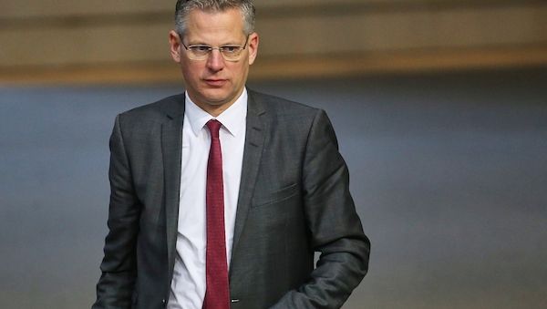 De Vries warnt nach Brandanschlag auf sein Auto vor Linksextremen
