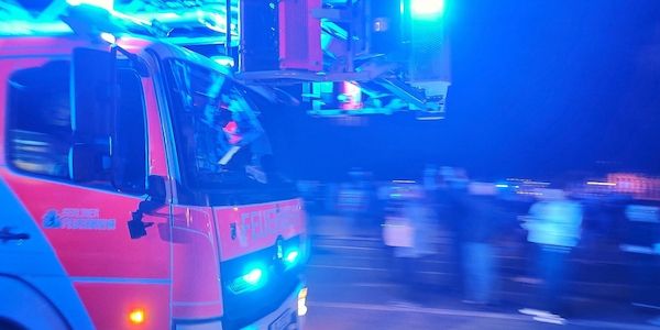 Güterzug fällt in München von Brücke