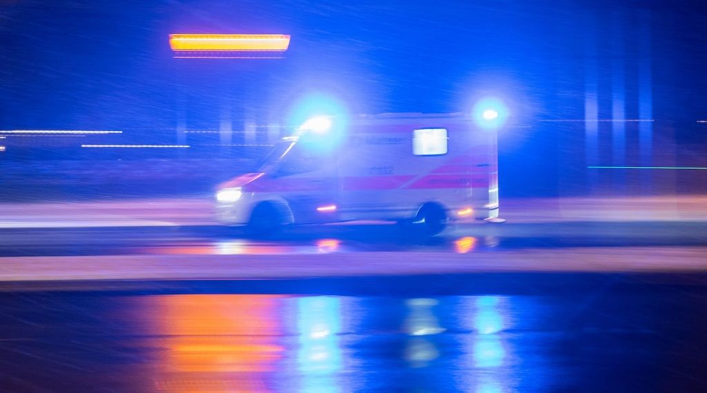 Auto überschlägt sich in Berlin – drei Menschen verletzt
