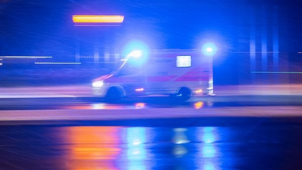 Auto überschlägt sich in Berlin – drei Menschen verletzt